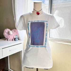 Short sleeve graphic indie ‘It’s all at your fingertips’ white tee size S